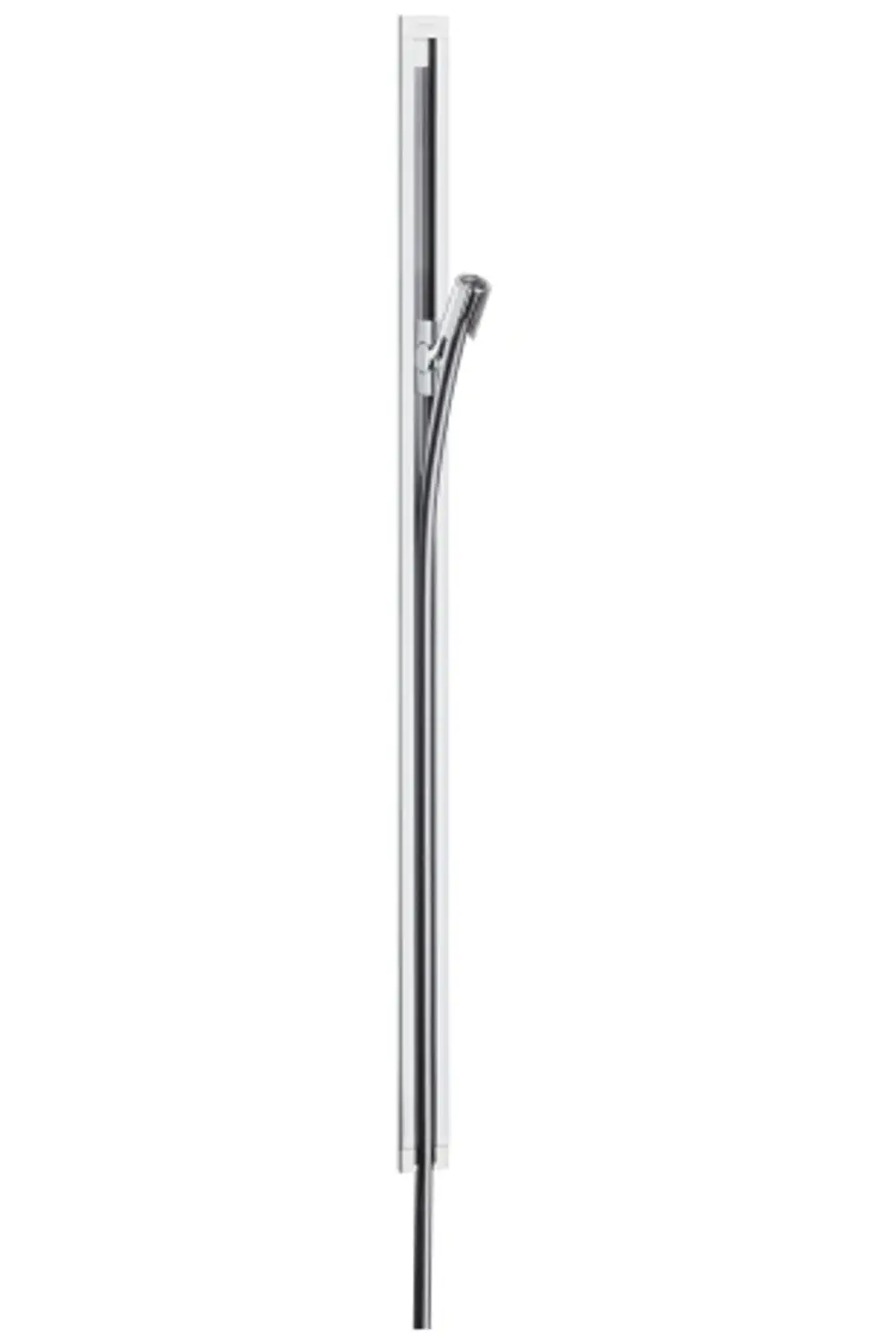 Helle Wand mit vertikaler Brausestange von Hansgrohe, an der ein geschwungener, flexibler Brauseschlauch aus Chrom befestigt ist.